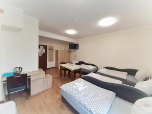 ein Wohnzimmer mit Sofa und Tisch in der Unterkunft HOTEL RADOMSKO in Radomsko