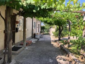 A garden outside IL RUSTICO UNO a Bugnara nella Valle del Sagittario