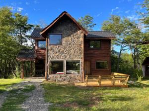 马拉卡韦罗CABAÑAS BOSQUE NEVADO的小木屋拥有石墙和窗户