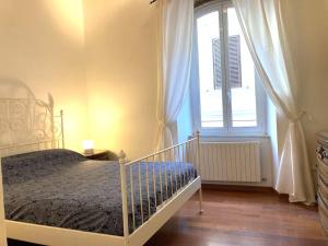 une chambre avec un lit et une grande fenêtre dans l'établissement Vatican Vacation Home Interno 2, à Rome