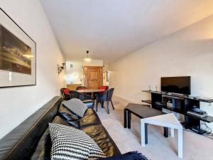 Televízia a/alebo spoločenská miestnosť v ubytovaní Appartement confortable proche centre, pistes et parking couvert - FR-1-518-116