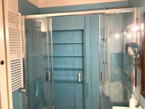 une douche avec une porte en verre dans une salle de bain dans l'établissement Vatican Vacation Home Interno 2, à Rome