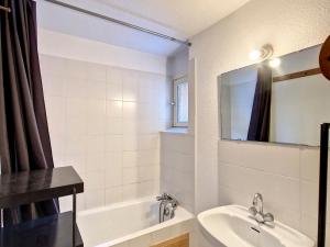 Kúpeľňa v ubytovaní Appartement confortable proche centre, pistes et parking couvert - FR-1-518-116 + 7 fotografií