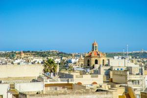 Vista generica su Kerċem o vista sulla città dall'interno of country house