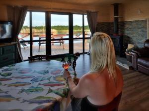 uma mulher num quarto com uma cama em Lakeside Fishing Lodges em Boston