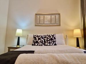 Ein Bett oder Betten in einem Zimmer der Unterkunft Spacious Luxury Serviced Apartment next to City Centre with Free Parking - Contractors & Relocators