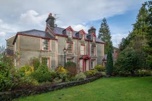 ein altes Haus mit Garten davor in der Unterkunft Finest Retreats - Bryn Seion in Llanrwst