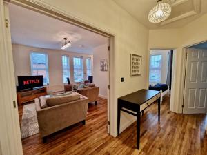 Μια τηλεόραση ή/και κέντρο ψυχαγωγίας στο Spacious Luxury Serviced Apartment next to City Centre with Free Parking - Contractors & Relocators