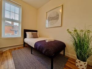 Uma cama ou camas num quarto em Spacious Luxury Serviced Apartment next to City Centre with Free Parking - Contractors & Relocators