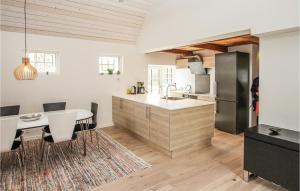 Kuchyň nebo kuchyňský kout v ubytování Cozy Apartment In Samsø With Wifi
