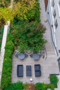 uma vista superior de cadeiras e mesas num jardim em Hotel Villa Saxe Eiffel em Paris