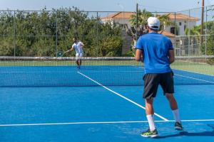 Tenis a/nebo squash v ubytování Cap St Georges Villas nebo okolí