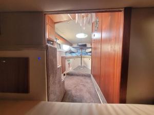 una puerta abierta a un pasillo en una caravana en River San yacht, en Rajskie