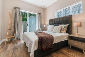 een slaapkamer met een groot bed en een raam bij Coney Glen Views in Knysna