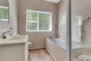 een badkamer met een bad, een toilet en een wastafel bij Coney Glen Views in Knysna +15 foto's