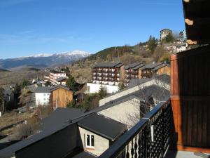 vistas a una ciudad con edificios y montañas en Chalet les lupins-T3, en Font-Romeu