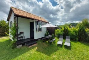 Κήπος έξω από το Domki Letniskowe Pod Orzechem Dziwnówek-Wrzosowo