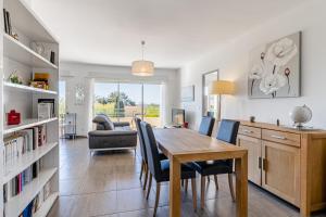 Posedenie v ubytovaní Appartement vue mer, 3 chambres, climatisation, WiFi, plage à pied