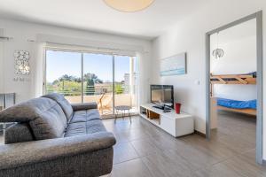 Televízia a/alebo spoločenská miestnosť v ubytovaní Appartement vue mer, 3 chambres, climatisation, WiFi, plage à pied
