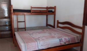 a bedroom with two bunk beds in a room at Cantinho do Relax in Vera Cruz de Itaparica