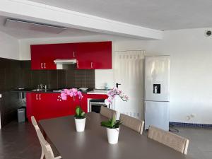 Kuchyňa alebo kuchynka v ubytovaní Grande Villa 350 M2, piscine chauffée vue mer et collines, CAVALAIRE sur mer, 10 personnes
