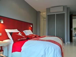 Posteľ alebo postele v izbe v ubytovaní Grande Villa 350 M2, piscine chauffée vue mer et collines, CAVALAIRE sur mer, 10 personnes