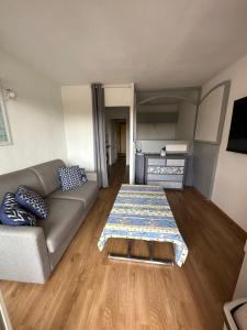 Zdjęcie z galerii obiektu Sympathique studio climatisé sur le port de Hyeres w Hyères