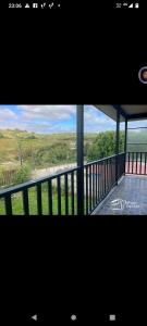 ein Bild von einem Balkon mit Meerblick in der Unterkunft REFUGIO GAMBOA in Castro