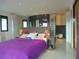 Posteľ alebo postele v izbe v ubytovaní Grande Villa 350 M2, piscine chauffée vue mer et collines, CAVALAIRE sur mer, 10 personnes + 26 fotografií