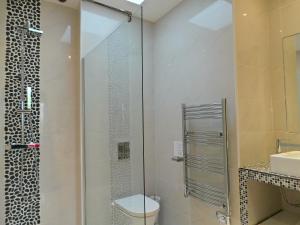 Kúpeľňa v ubytovaní Grande Villa 350 M2, piscine chauffée vue mer et collines, CAVALAIRE sur mer, 10 personnes