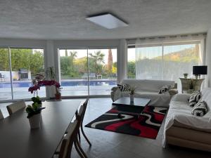 Posedenie v ubytovaní Grande Villa 350 M2, piscine chauffée vue mer et collines, CAVALAIRE sur mer, 10 personnes