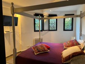 Posteľ alebo postele v izbe v ubytovaní Grande Villa 350 M2, piscine chauffée vue mer et collines, CAVALAIRE sur mer, 10 personnes