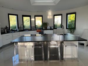 Kuchyňa alebo kuchynka v ubytovaní Grande Villa 350 M2, piscine chauffée vue mer et collines, CAVALAIRE sur mer, 10 personnes