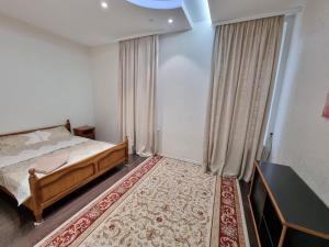 sypialnia z łóżkiem i dywanem w obiekcie Boulevard Ultra Central Apartments in the heart of Chisinau w Kiszyniowie