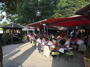 grupa ludzi siedzących przy stolikach w restauracji w obiekcie Waldrestaurant VIDA w mieście Kapfenberg