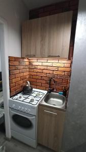 a kitchen with a stove and a sink at Apartament w Sandomierzu przy Starówce in Sandomierz