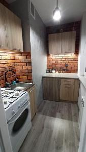 una pequeña cocina con fogones y fregadero en Apartament w Sandomierzu przy Starówce, en Sandomierz