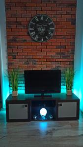 En tv och/eller ett underhållningssystem på Apartament w Sandomierzu przy Starówce