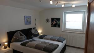 Schlafzimmer mit einem Bett und einem Fenster in der Unterkunft Appartment Tobias in Radstadt
