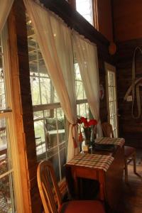 Χώρος καθιστικού στο The Firehouse at Creekside Camp & Cabins