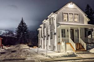 Gallery image of 883 suite 102 Bromont Vieux Village 2cac , foyer in Bromont