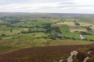 una vista aérea de un campo verde con un río en Henry's Cottage, en Skipton