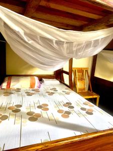 Una cama con mosquitera encima. en JJ & JE Family House en Dar es Salaam