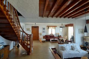 sala de estar con sofá y escalera en Antorina Grande beachfront house, en Kamárion
