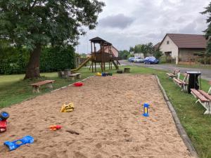 einen Sandkasten mit einem Spielplatz und einem Swingukongukongukongukong in der Unterkunft Adela´s Czech Village House in Všejany