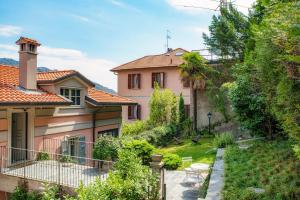 une maison avec un jardin en face dans l'établissement I D'A Charming Penthouse - LAKE VIEW, à Côme