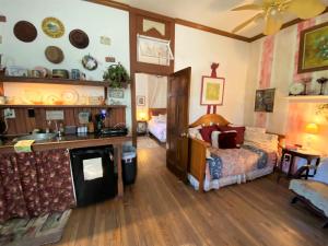 een slaapkamer met een bed en een wastafel bij The Victorian Cottage at Creekside Camp & Cabins in Marble Falls