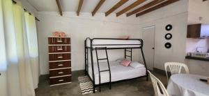 sypialnia z 2 łóżkami piętrowymi w pokoju w obiekcie Fundo Don Ricardo w mieście Lima