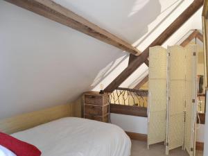 1 dormitorio con cama blanca y balcón en Meadow Barn, en Ellingham