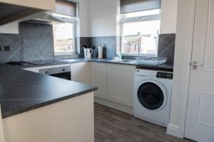 Kuchyň nebo kuchyňský kout v ubytování Toothbrush Apartments - Ipswich East - Cauldwell Ave